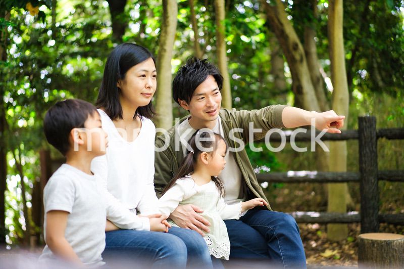 自然観察をする仲のいい家族