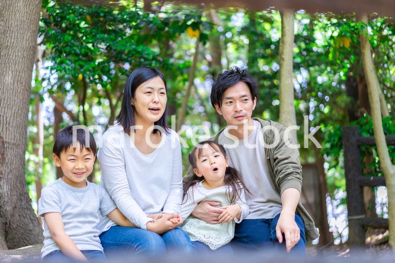 森で自然観察をするファミリー