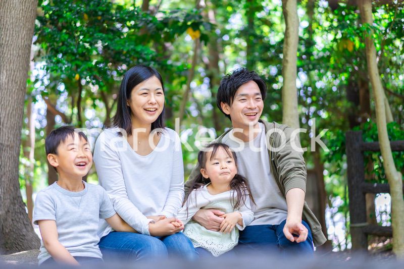 森で自然観察をするファミリー