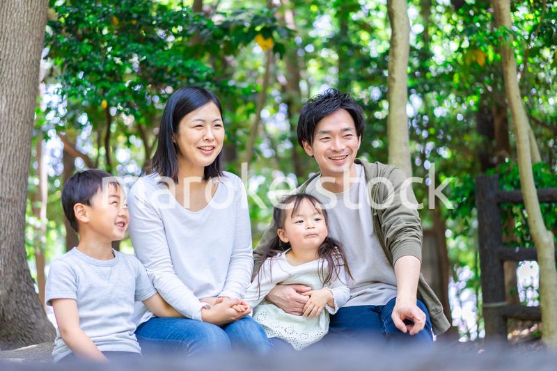 森で自然観察をするファミリー