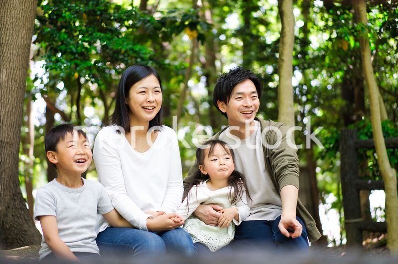 自然観察をする仲のいい家族