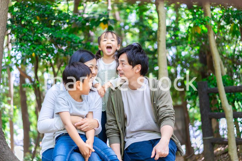 森で自然観察をするファミリー