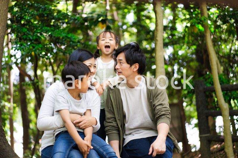 自然観察をする仲のいい家族