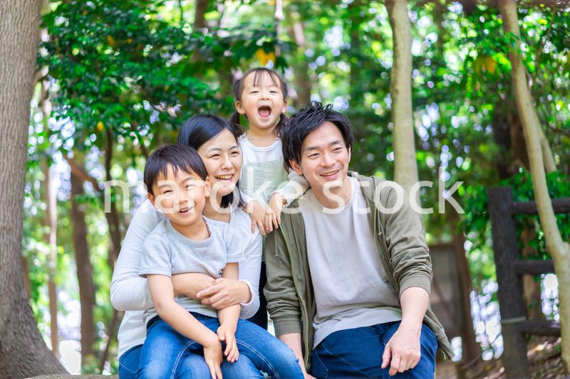 森で自然観察をするファミリー