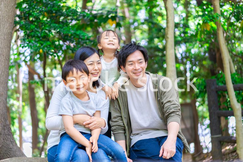 森で自然観察をするファミリー