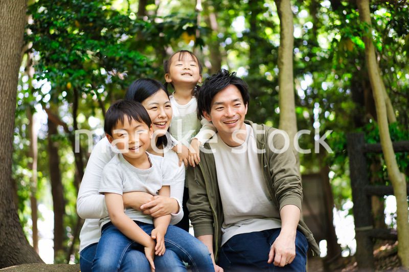 自然観察をする仲のいい家族