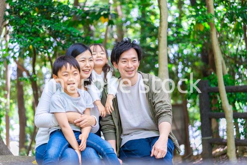 森で自然観察をするファミリー