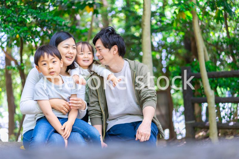 森で自然観察をするファミリー