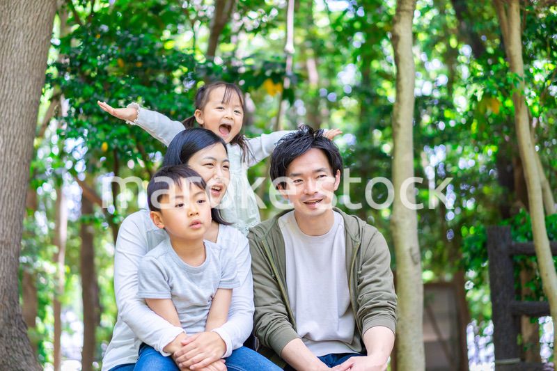 森で自然観察をするファミリー