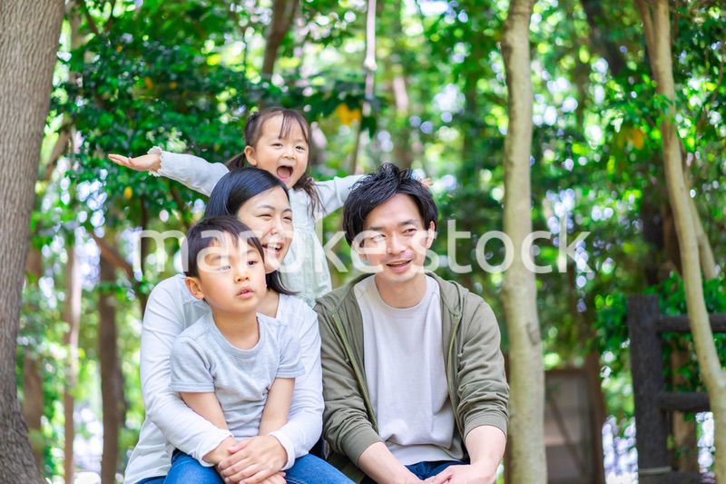 森で自然観察をするファミリー