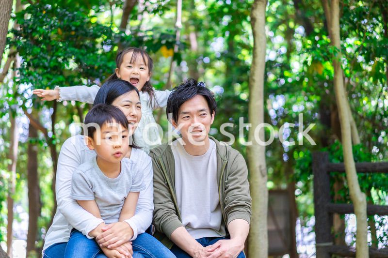 森で自然観察をするファミリー