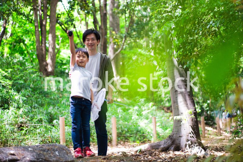 虫取りをする親子