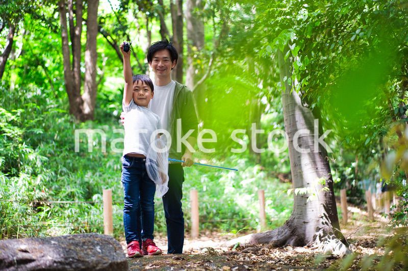 虫取りをする親子