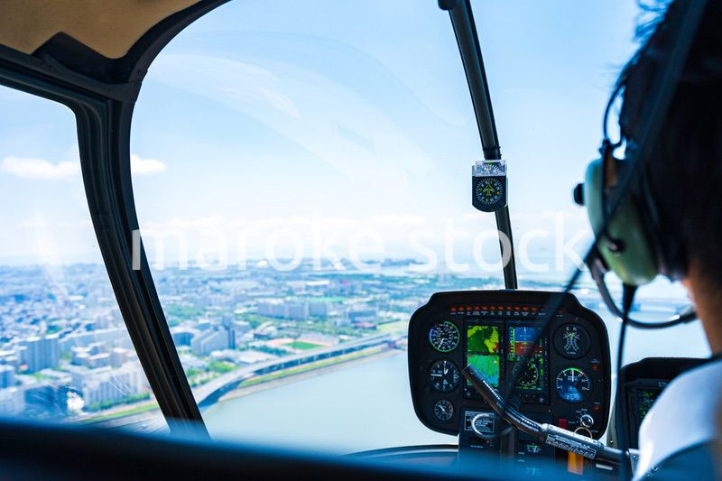 ヘリコプターを操縦するパイロット