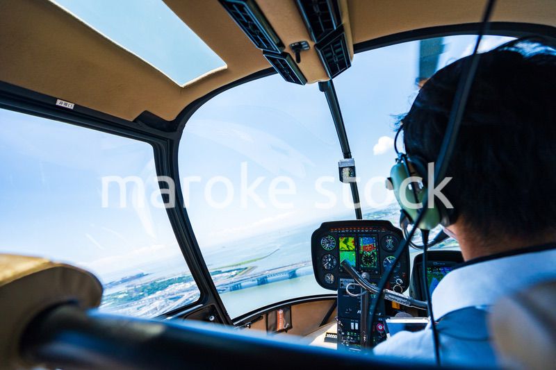 ヘリコプターを操縦するパイロット