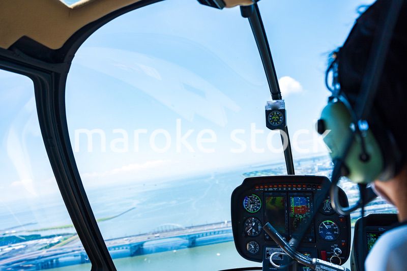 ヘリコプターを操縦するパイロット