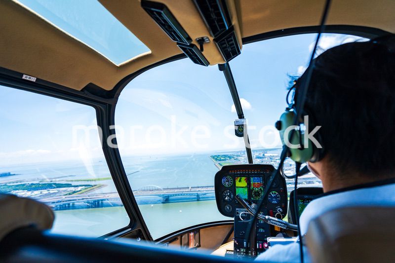 ヘリコプターを操縦するパイロット