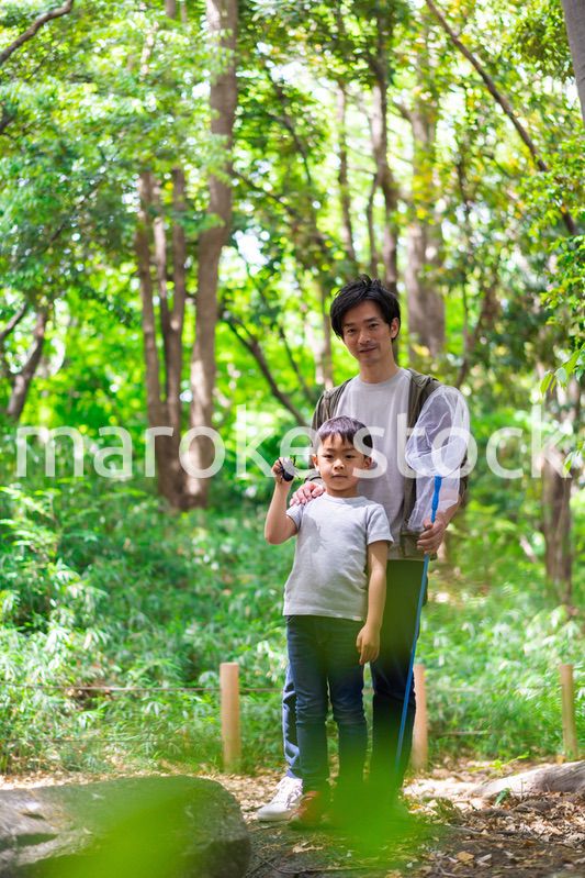 虫取りをするお父さんと男の子