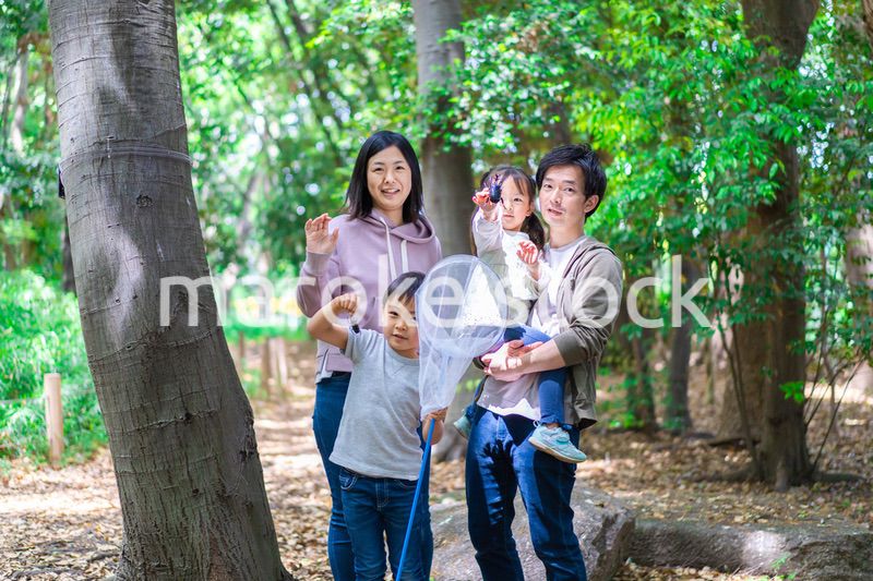 ハイキングを楽しむ幸せなファミリー