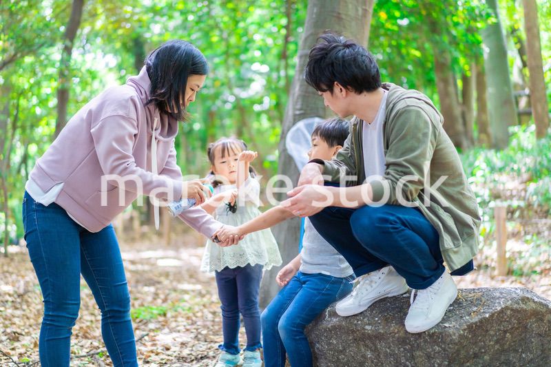 虫除けスプレーを使うお母さん