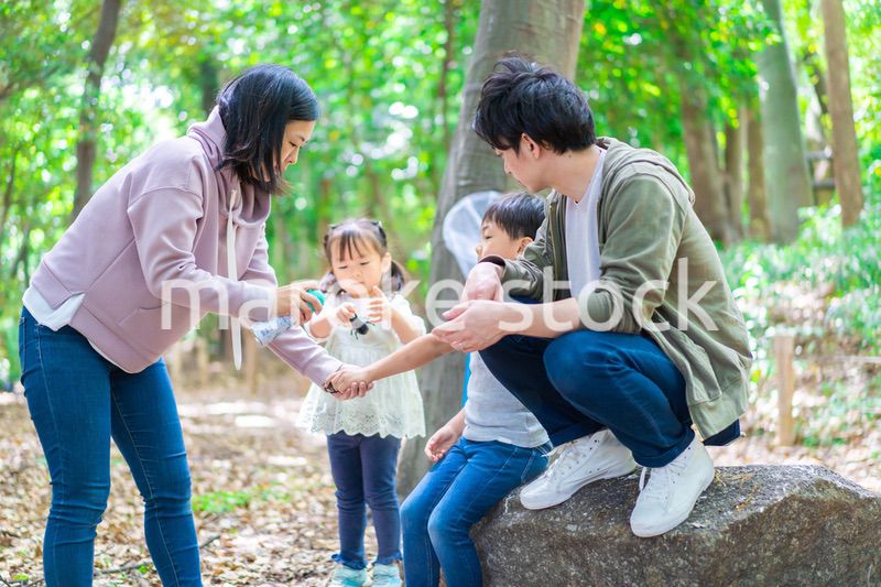 虫除けスプレーを使うお母さん