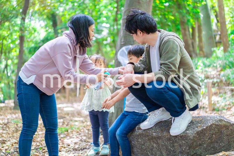 虫除けスプレーを使うお母さん