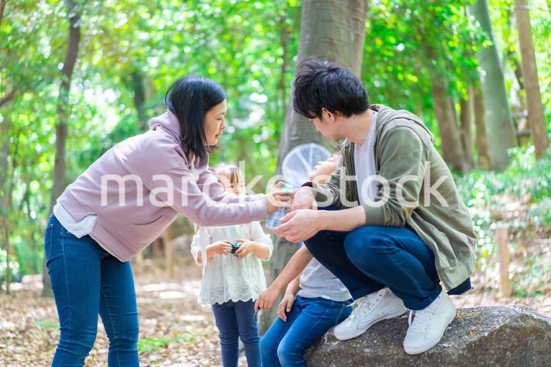 虫除けスプレーを使うお母さん