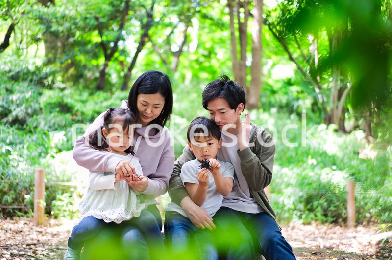 虫を観察する仲のいいファミリー