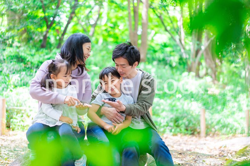 ハイキングを楽しむ幸せなファミリー