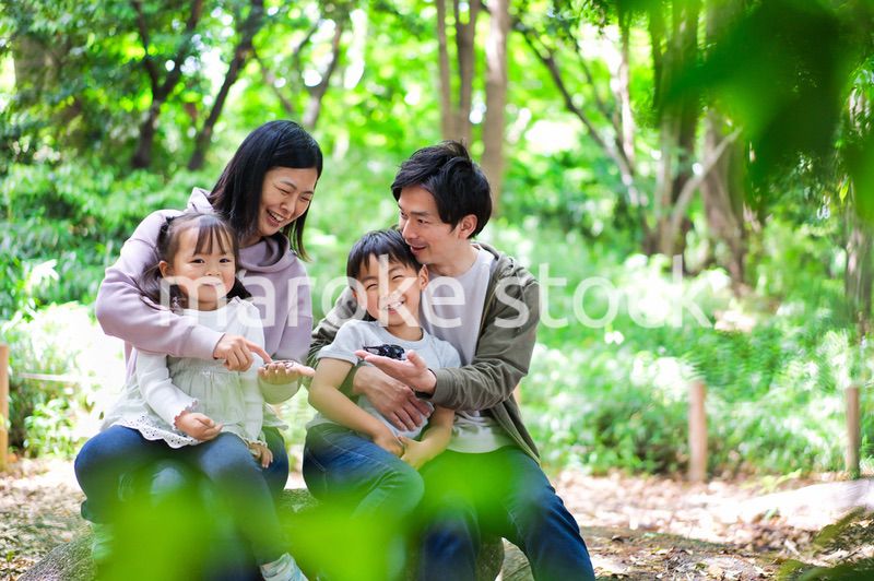 虫を観察する仲のいいファミリー