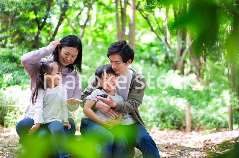 虫を観察する仲のいいファミリー