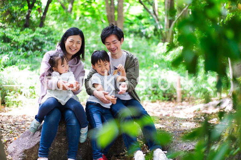 虫を観察する仲のいいファミリー