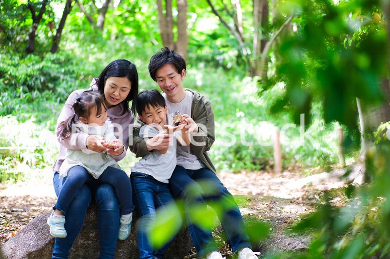 虫を観察する仲のいいファミリー