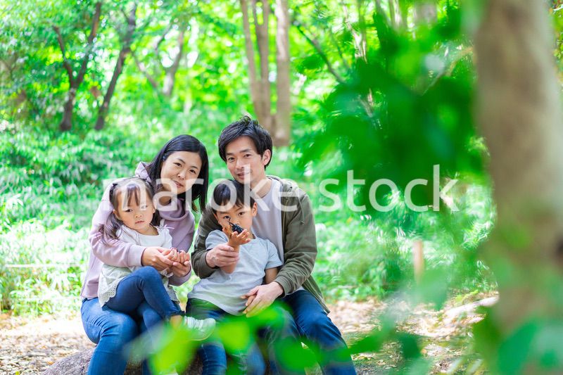 ハイキングを楽しむ幸せなファミリー