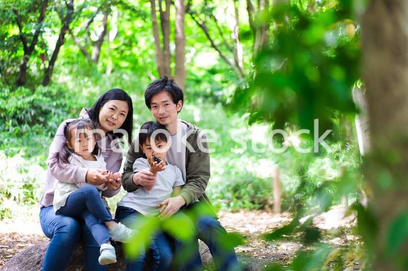 虫を観察する仲のいいファミリー