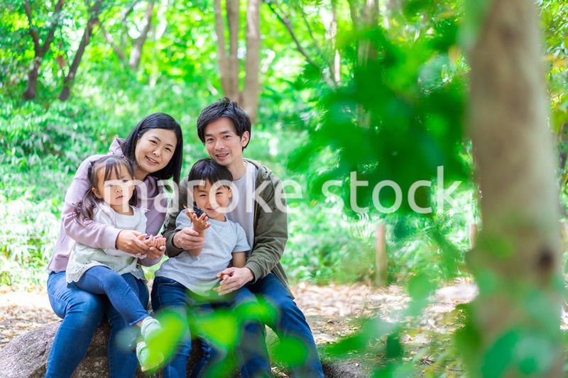 ハイキングを楽しむ幸せなファミリー