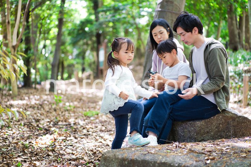 虫を観察する仲のいいファミリー