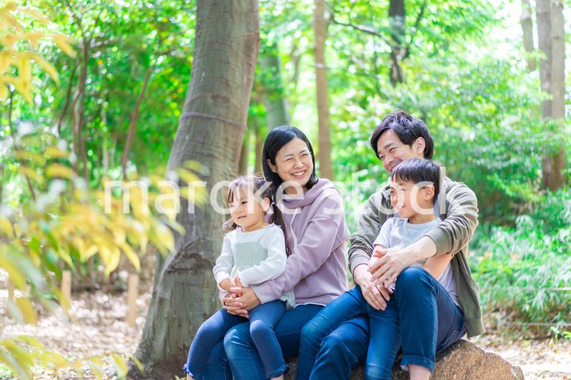 ハイキングを楽しむ幸せなファミリー