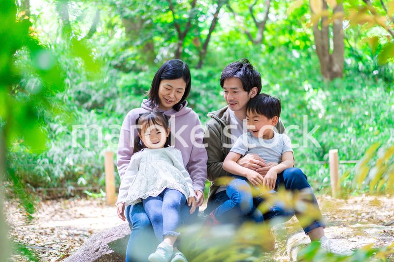 ハイキングを楽しむ幸せなファミリー