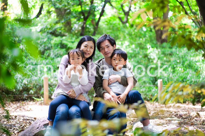 アウトドアを楽しむ幸せなファミリー