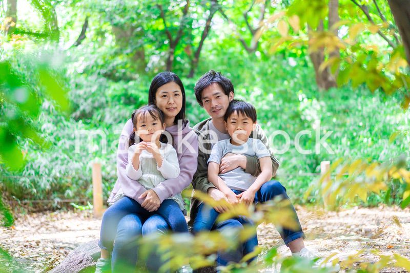 ハイキングを楽しむ幸せなファミリー