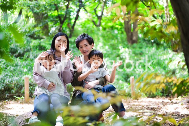 アウトドアを楽しむ幸せなファミリー