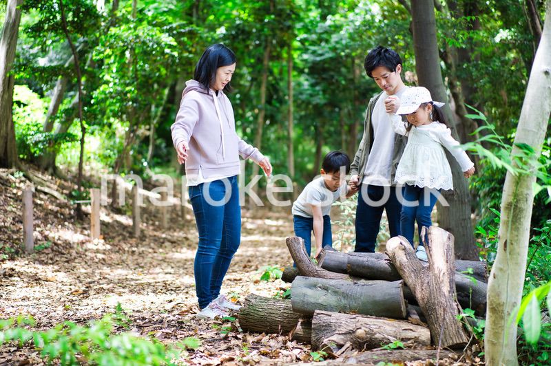 アウトドアを楽しむ幸せなファミリー