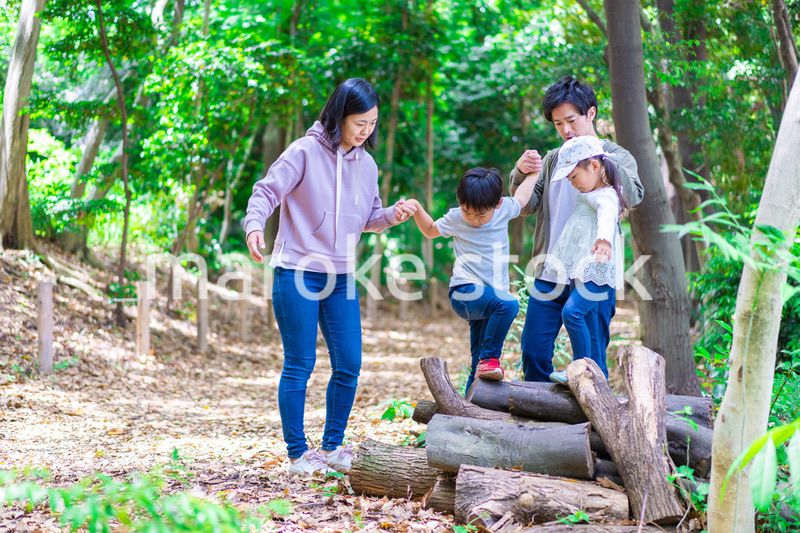 森で遊ぶ家族
