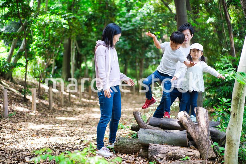 アウトドアを楽しむ幸せなファミリー