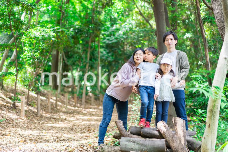 山でハイキングをするファミリー