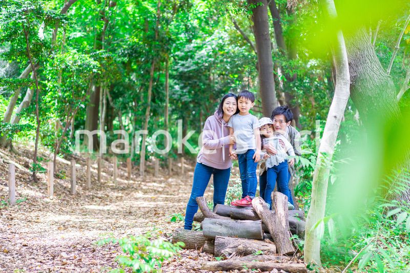 ハイキングを楽しむ幸せなファミリー