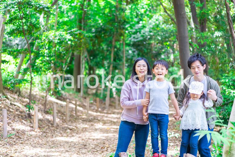 ハイキングを楽しむ幸せなファミリー