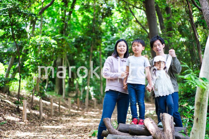 アウトドアを楽しむ幸せなファミリー