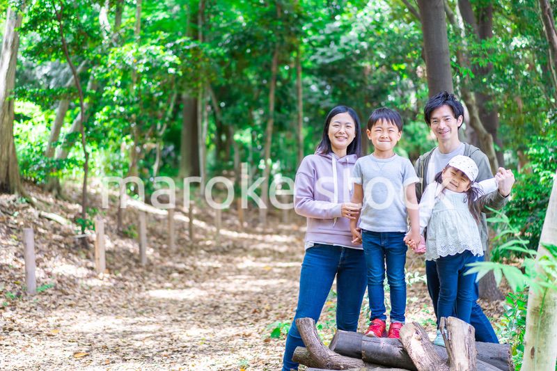 ハイキングを楽しむ幸せなファミリー